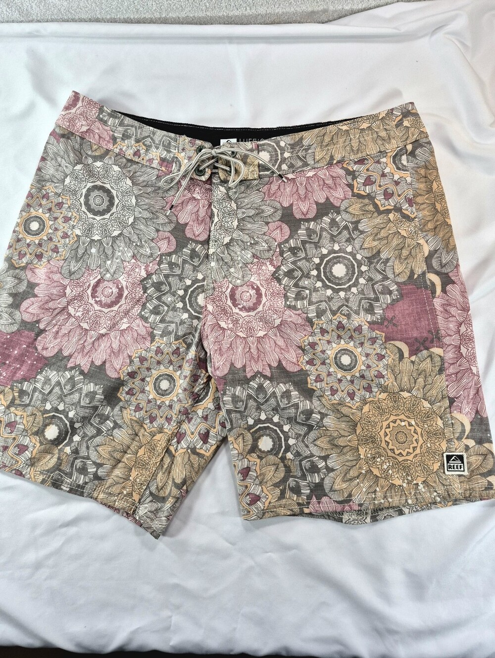 NWOT Reef Vintage Floral Mandala Board Shorts 34W.Beach Swim Surf Summer Travel